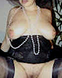 Eine korpulente Lady trägt sexy Nylon-Dessous