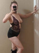 Eine gepflegte Frau präsentiert sich sexy